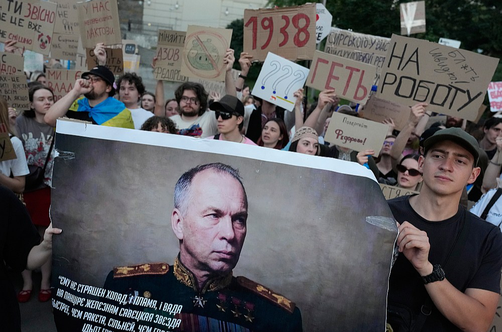 Demonstrants Kijivā tur kariķētu Ukrainas Bruņoto spēku virspavēlnieka Oleksandra Sirska attēlu, pieprasot viņa atkāpšanos un atlaistā aizsardzības ministra Mihailo Fedorova atjaunošanu amatā.