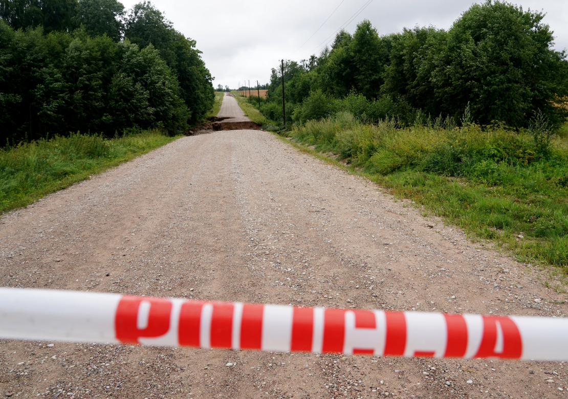 Spēcīgo lietavu izraisīto bojājumu dēļ autoceļš V1379 (Liepkalni–Stumbri) Balgales pagastā ir slēgts satiksmei.