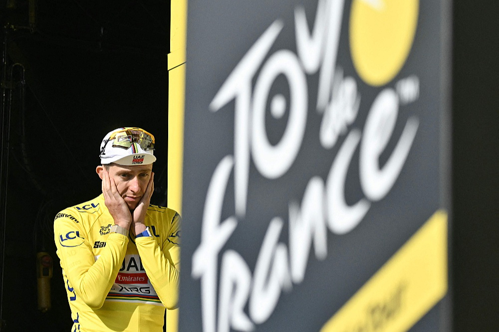 Dopinga apkarotāju nakts reids, kura īstenošanai bija nepieciešama tiesas atļauja, met aizdomu ēnu uz vadošajiem "Tour de France" velobraucējiem, arī Tadeju Pogačaru, kuram tikai milzīga neveiksme var liegt piekto tūres uzvarētāja titulu.