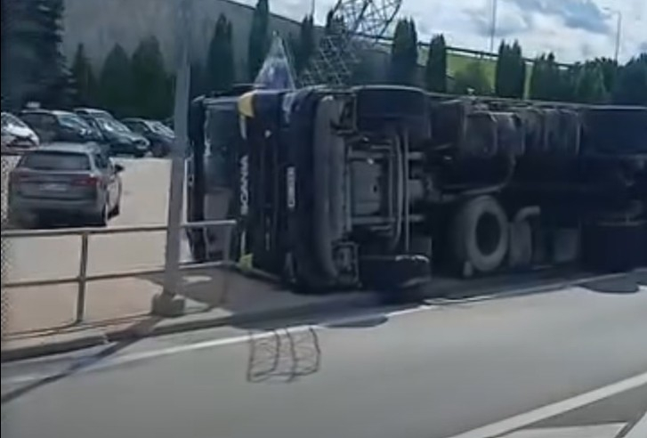 Apgāzies kravas auto Rīgas HES teritorijā.