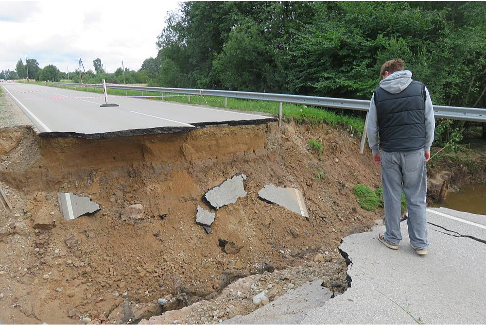 Pārrautais valsts nozīmes autoceļš Sloka–Talsi.