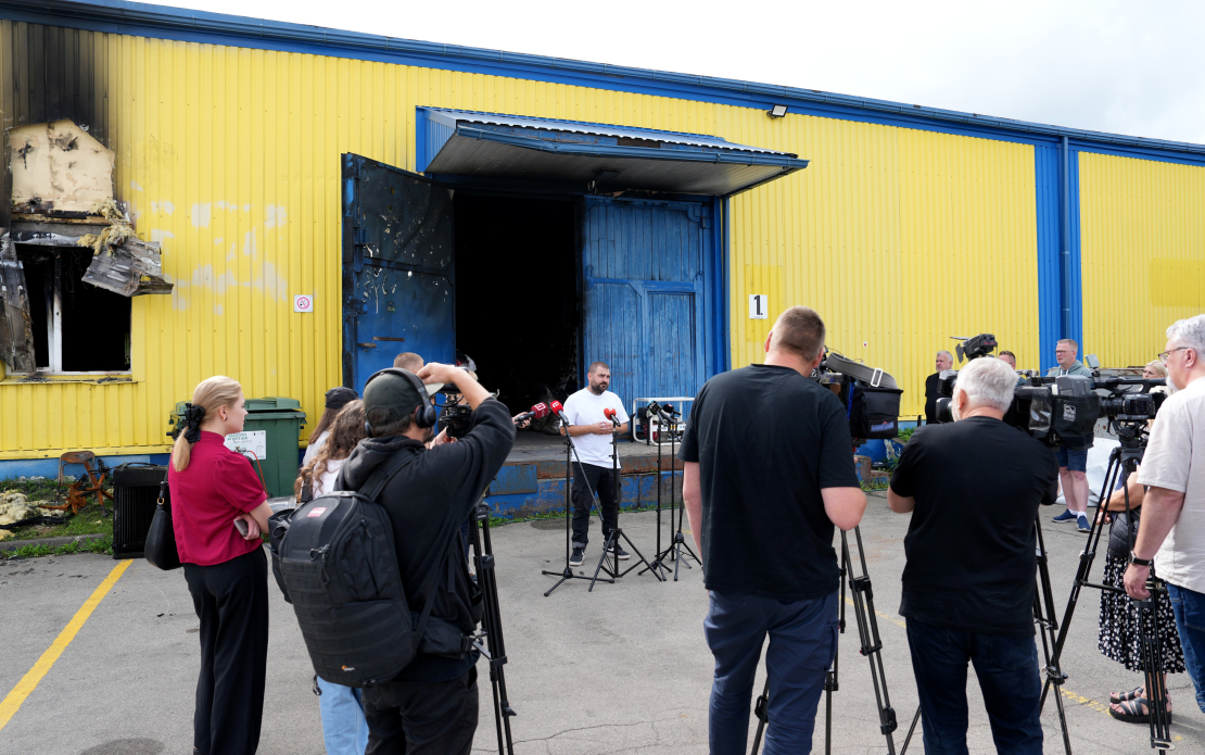 Labdarības biedrības "Tavi draugi" vadītājs Ulvis Noviks preses konferences laikā, kurā sniedz plašāku informāciju par tās teritorijā notikušā ugunsgrēka sekām.