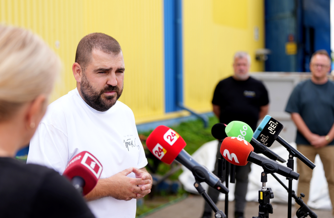 Labdarības biedrības "Tavi draugi" vadītājs Ulvis Noviks preses konferences laikā, kurā sniedz plašāku informāciju par tās teritorijā notikušā ugunsgrēka sekām.