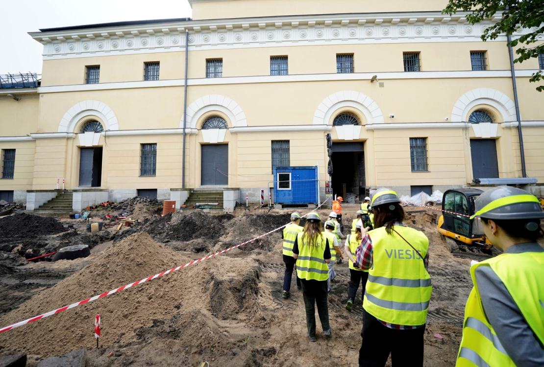 VNĪ iepazīstina ar Mākslas muzeja "Arsenāls" pārbūves un atjaunošanas darbu gaitu.