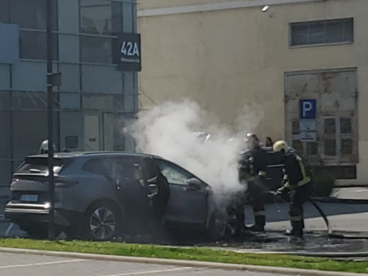 Rīgā, Mūkusalas ielas biroju stāvvietā ugunsdzēsēji dzēš elektrisko automobili.