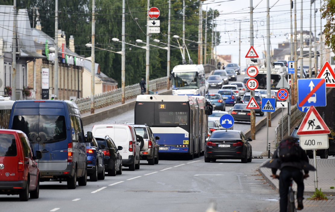 Satiksme Zinību dienas rītā uz Gaisa tilta.