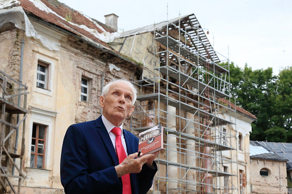 "Es sapratu, ka neviens cits manā vietā tāpat to neizdarīs un kavēties nevajag," lēmumu neatlikt grāmatas rakstīšanu pamato Andris Grīnbergs.