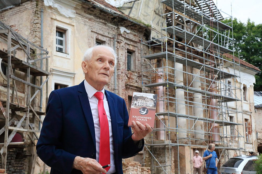 "Es sapratu, ka neviens cits manā vietā tāpat to neizdarīs un kavēties nevajag," lēmumu neatlikt grāmatas rakstīšanu pamato Andris Grīnbergs.