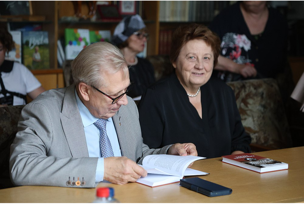 Grāmatas atvēršanas pasākumā piedalījās arī bijušais lauksaimniecības ministrs Dainis Ģēģers un bijusī Latvijas Ministru prezidente un zemkopības ministre Laimdota Straujuma.