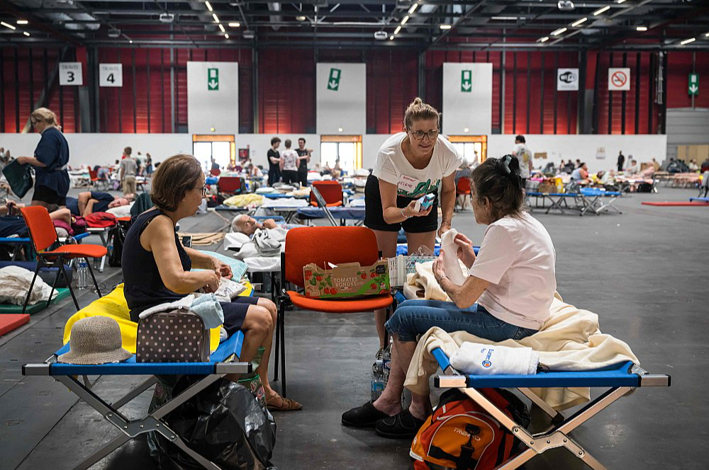 No savvaļas ugunsgrēku apdraudētajām teritorijām Francijā evakuētie cilvēki izmitināti arī izstāžu centrā Bordo.