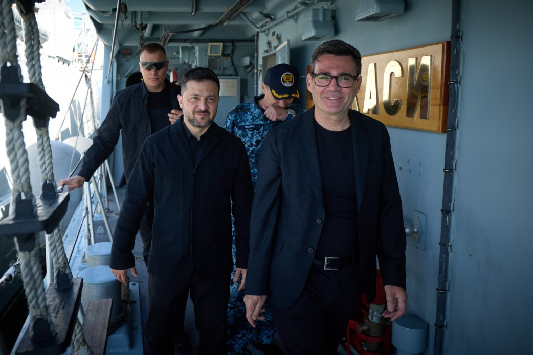 Ukrainas prezidents Volodimirs Zelenskis un Apvienotās Karalistes premjerministrs Endijs Bērnems tiekas ar Ukrainas un Lielbritānijas jūrniekiem, kuri piedalās mācībās "Sea Breeze".