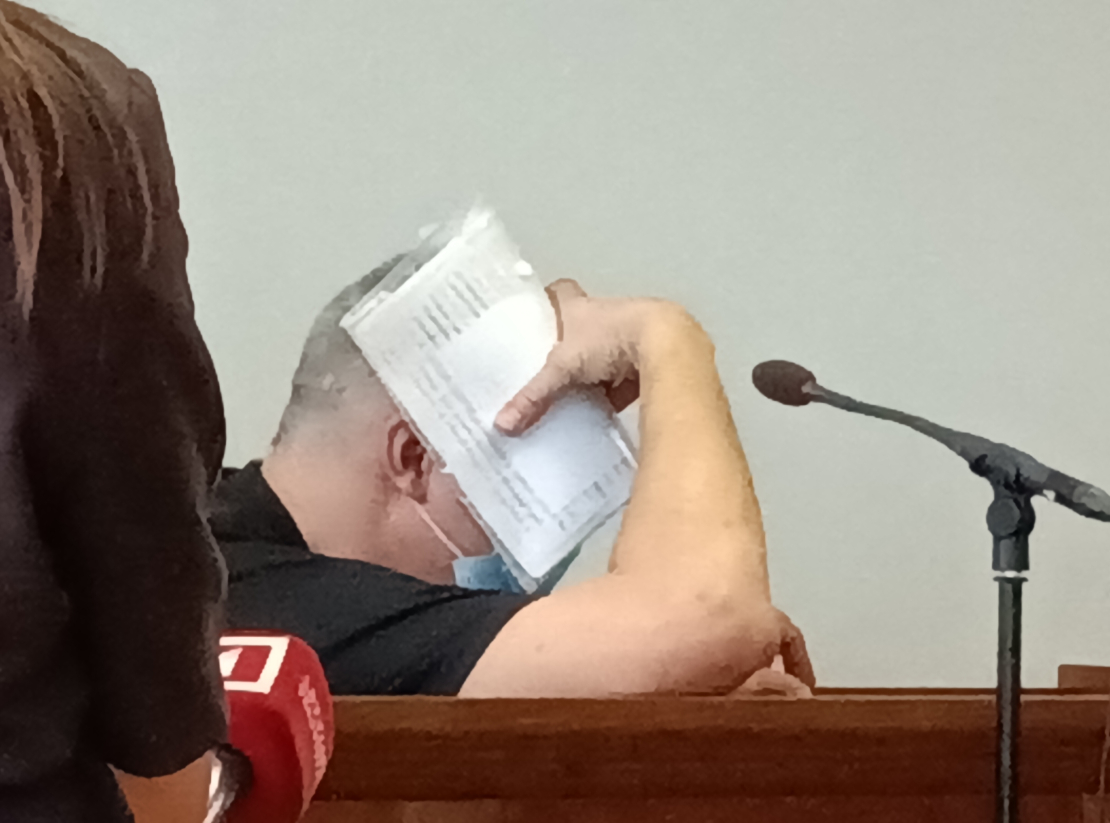 Bijušais lielveikala apsargs Igors Andrejevs tiesā aizsedza seju ar krimināllietas materiāliem un viņa mutei priekšā bija maska. LTV žurnālistei, kura uzdeva jautājumus, apsūdzētais par savām atbildēm skaļā balsī pieprasīja 5000 eiro atlīdzību...