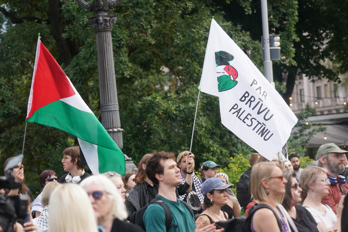 Piketā pie Brīvības pieminekļa pulcējas līdz 200 nevalstisko organizāciju atbalstītāju.