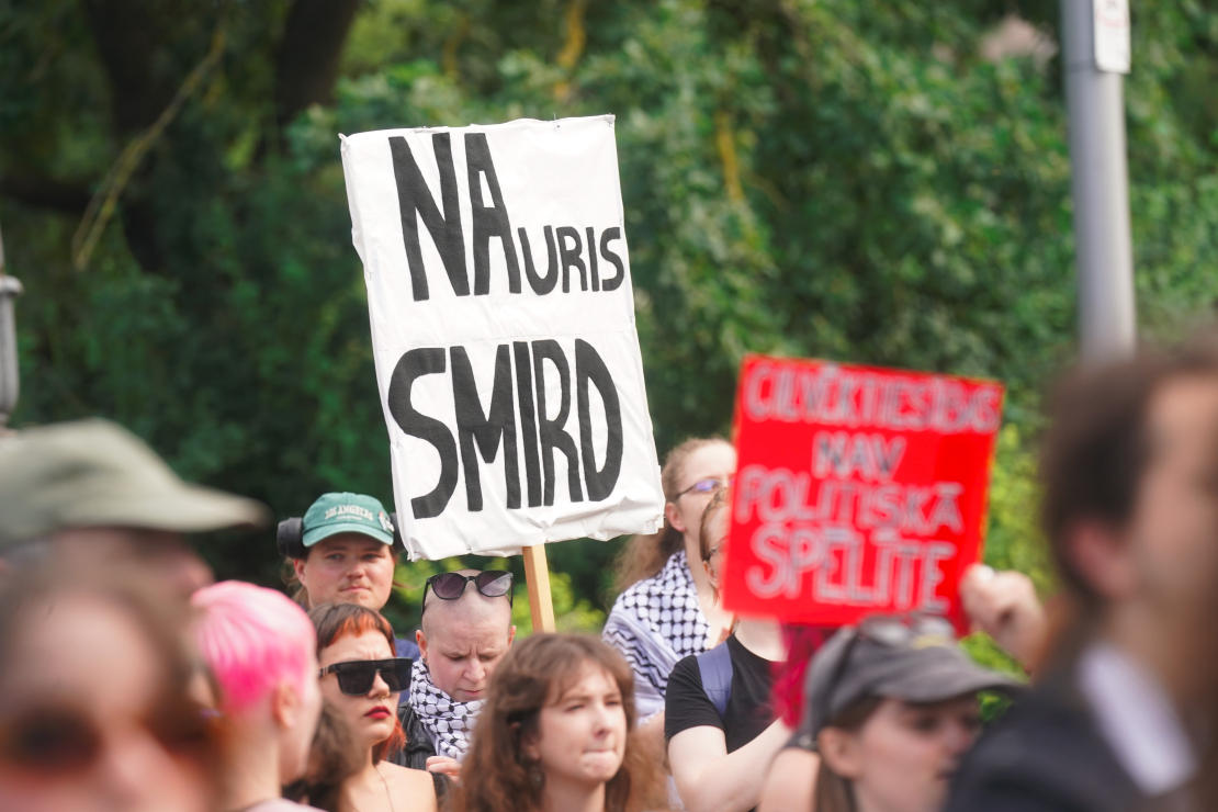 NVO pikets pie Brīvības pieminekļa .