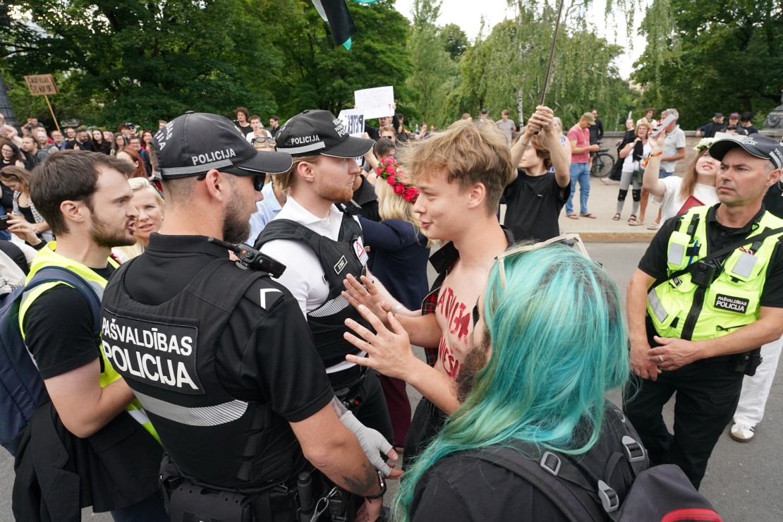 NVO pikets pie Brīvības pieminekļa .