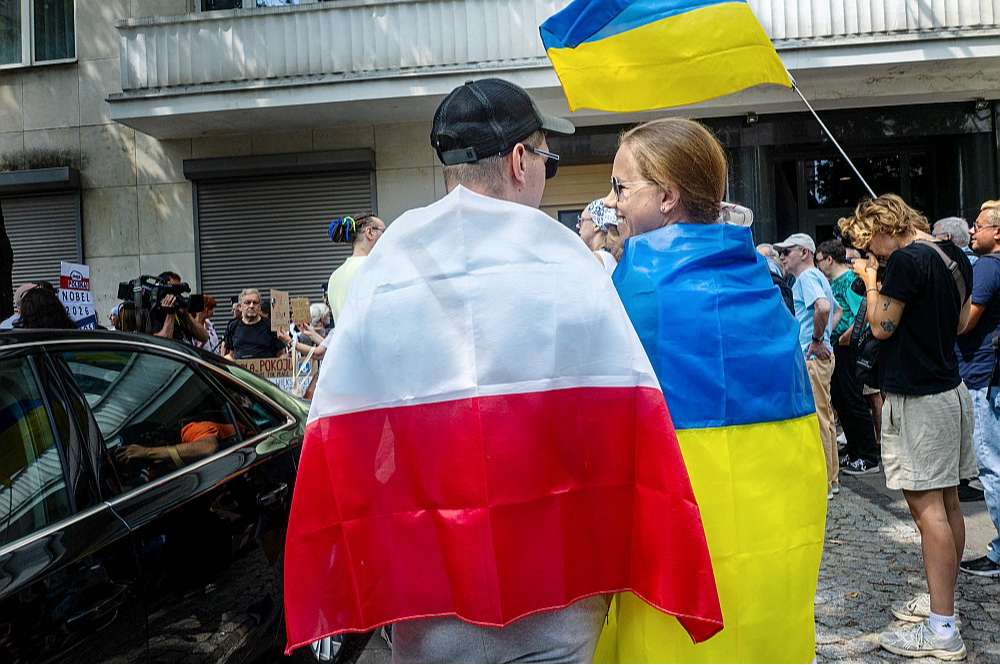 Varšavā 19. jūlijā pie Ukrainas vēstniecības pulcējās Polijā dzīvojošie ukraiņi un viņus atbalstošie poļi, lai izrādītu atbalstu ukraiņiem, kuri pēdējā laikā Polijā sastopas ar pieaugošu agresiju.