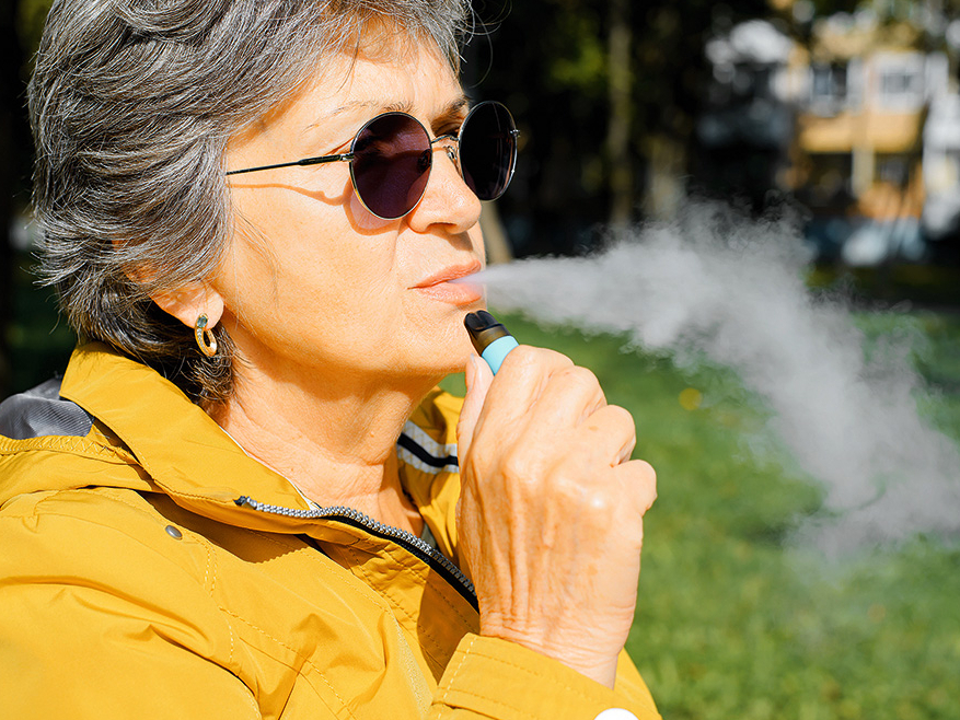 Ecigarešu lietotājiem ir aptuveni par 71% augstāks insulta, par 51% augstāks sirdstriekas un par 49% augstāks sāpju krūtīs (var liecināt par infarktu) risks nekā nesmēķētājiem.