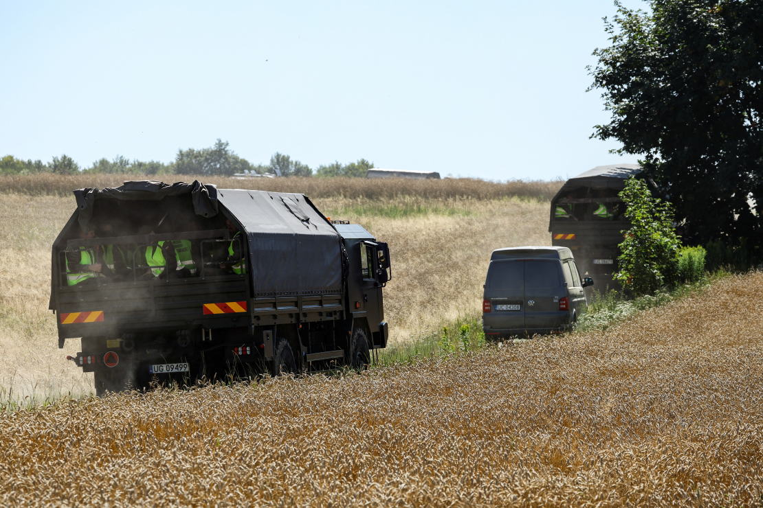 Militārie transportlīdzekļi pie krātera netālu no Tarnavas-Kolonijas ciema Ļubļinas vojevodistē, Polijā.