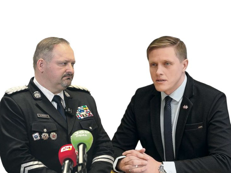 Iekšlietu ministrs Jānis Dombrava (no labās) rosinājis sākt dienesta pārbaudi pret Valsts policijas priekšnieku Armandu Ruku.