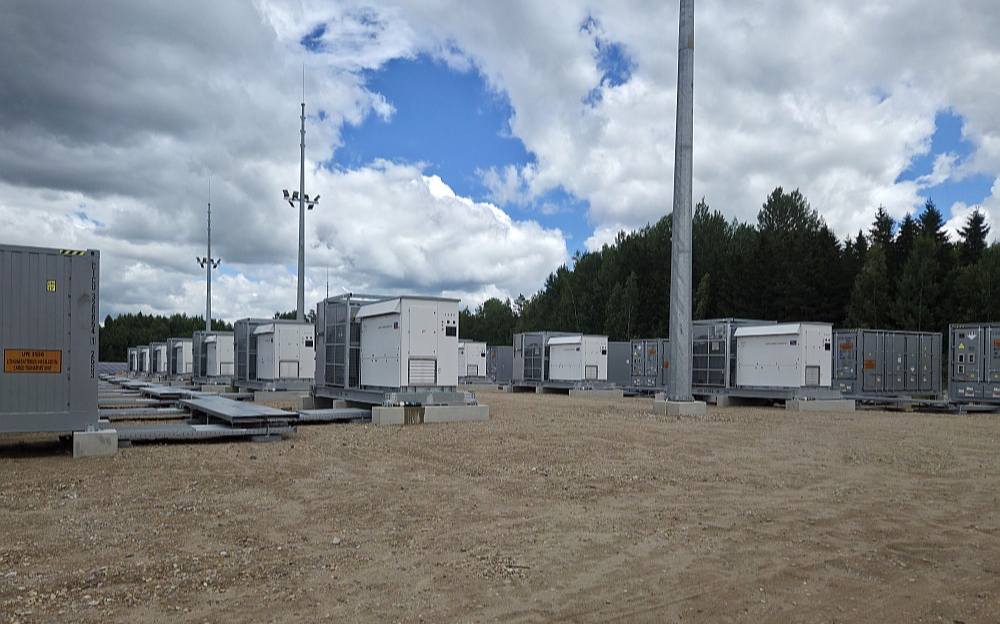 "No baterijām pa kabeļu kanāliem elektroenerģija tiek nodota uz bateriju invertoriem, kas tālāk to nodod uz apakšstaciju. Baterijas izmantojam elektroenerģijas pārpalikuma uzkrāšanai, lai nodotu tīklā stundās, kad tirgū nav tik liela konkurence un cena ir augstāka," sāsta I. Pūpols. 26 uzkrātuvju konteineri ir pieslēgti bateriju invertoriem, kādi šajā parkā ir 13, veidojot vienotu sistēmu. Elektroenerģija tiek nodota apakšstacijā un tālāk nonāk elektroenerģijas pārvades tīklā.