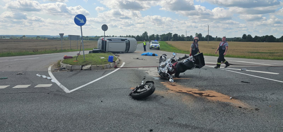 Motocikla un automašīnas sadursme uz Jelgavas-Tukuma ceļa