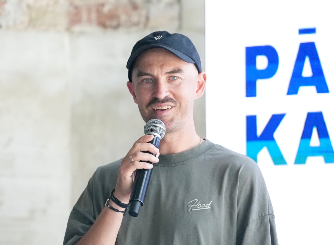 Riteņbraucējs, sporta skolotājs Arvis Sprude piedalās gaidāmā Ginesa rekorda mēģinājuma izziņošanas pasākumā "Rocket Bean" ražotnē.