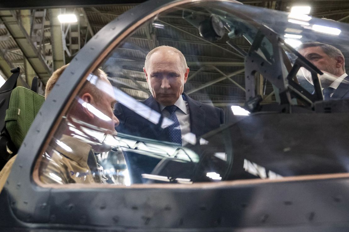 Foto, ko izplatījusi Krievijas valsts ziņu aģentūra "Sputnik", redzams Krievijas prezidents Vladimirs Putins (centrā) Irkutskas Aviācijas rūpnīcas apmeklējuma laikā Irkutskā 2026. gada 24. jūlijā.