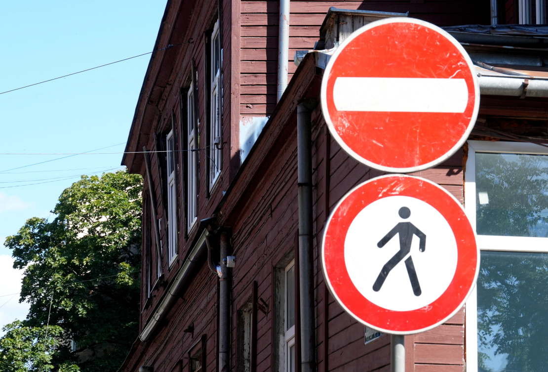 Drošības apsvērumu dēļ slēgta transportlīdzekļu satiksme un ierobežota gājēju kustība Rīgā, Daugavpils ielā pie ēkas Nr. 8.