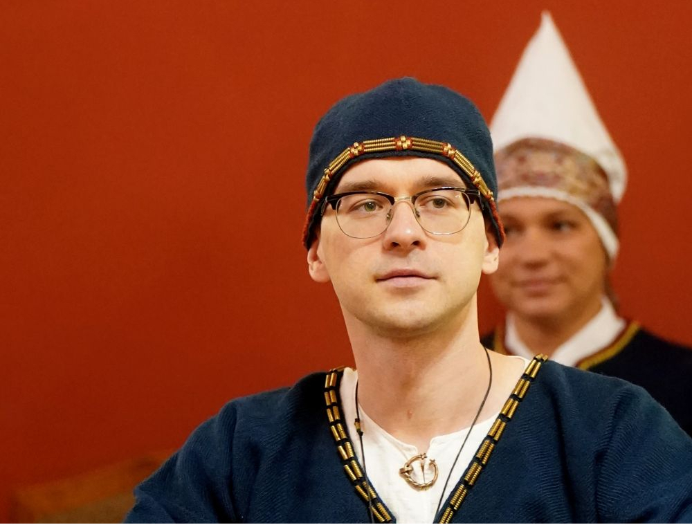"Austošās saules Latvijai" vadītājs Raivis Zeltīts uz vēlēšanu sarakstu numuru izlozēšanu bija ieradies, tērpies 13. gadsimta arheoloģiskajā tautastērpā.
