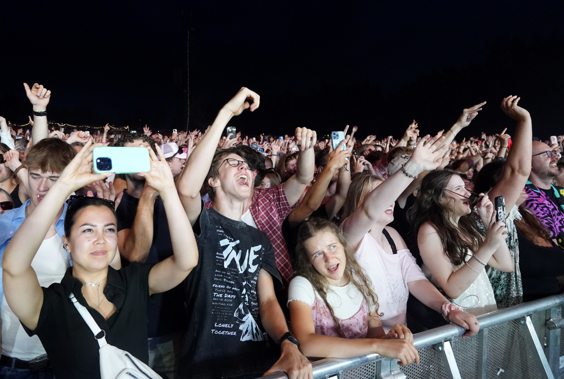Dīdžejs un dziesmu autora Kalvina Herisa koncerts Mežaparkā.