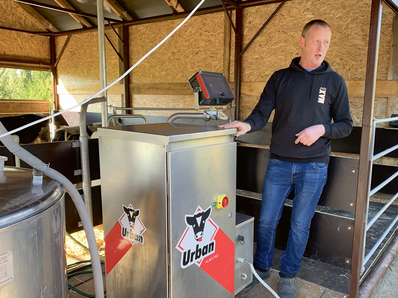 Aprunājoties ar citu saimniecību īpašniekiem, kuri ikdienā jau izmantoja automātiskās barotavas, Jāņa izvēle krita par labu vācu ražotājam "Urban."