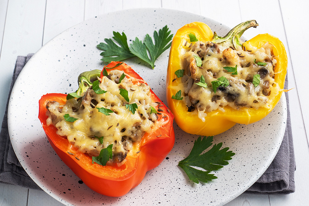 Ar gailenēm un biezpienu pildīta paprika.