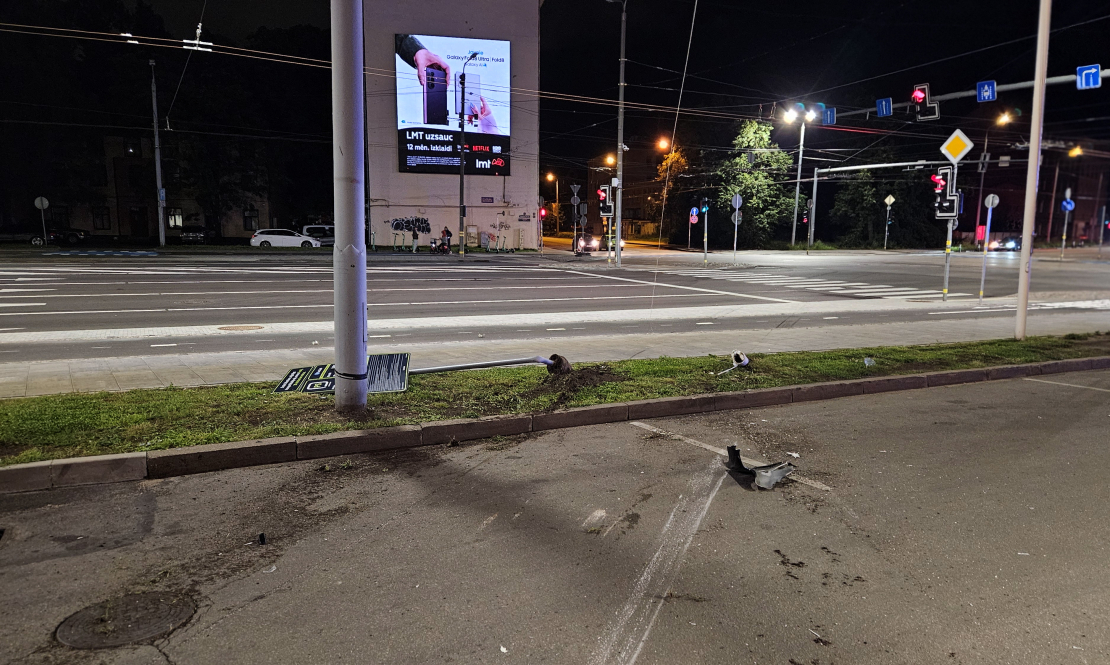 Iereibis ārvalstnieks ar auto lielā ātrumā taranējis DUS.