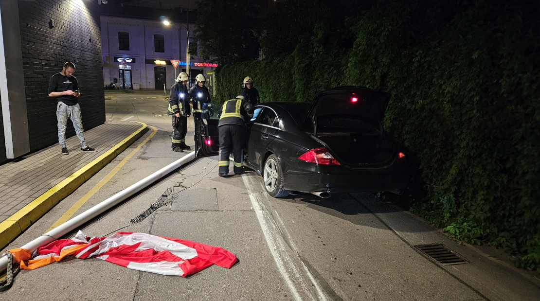 Iereibis ārvalstnieks ar auto lielā ātrumā taranējis DUS.