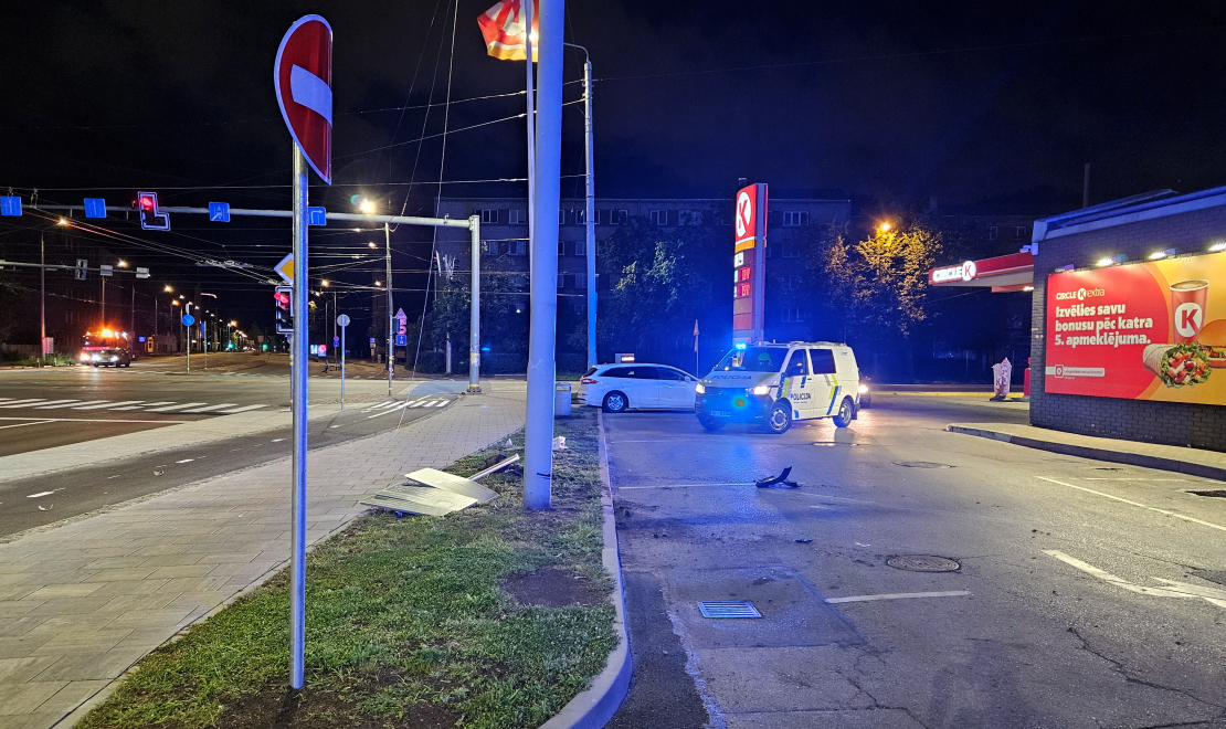 Iereibis ārvalstnieks ar auto lielā ātrumā taranējis DUS.