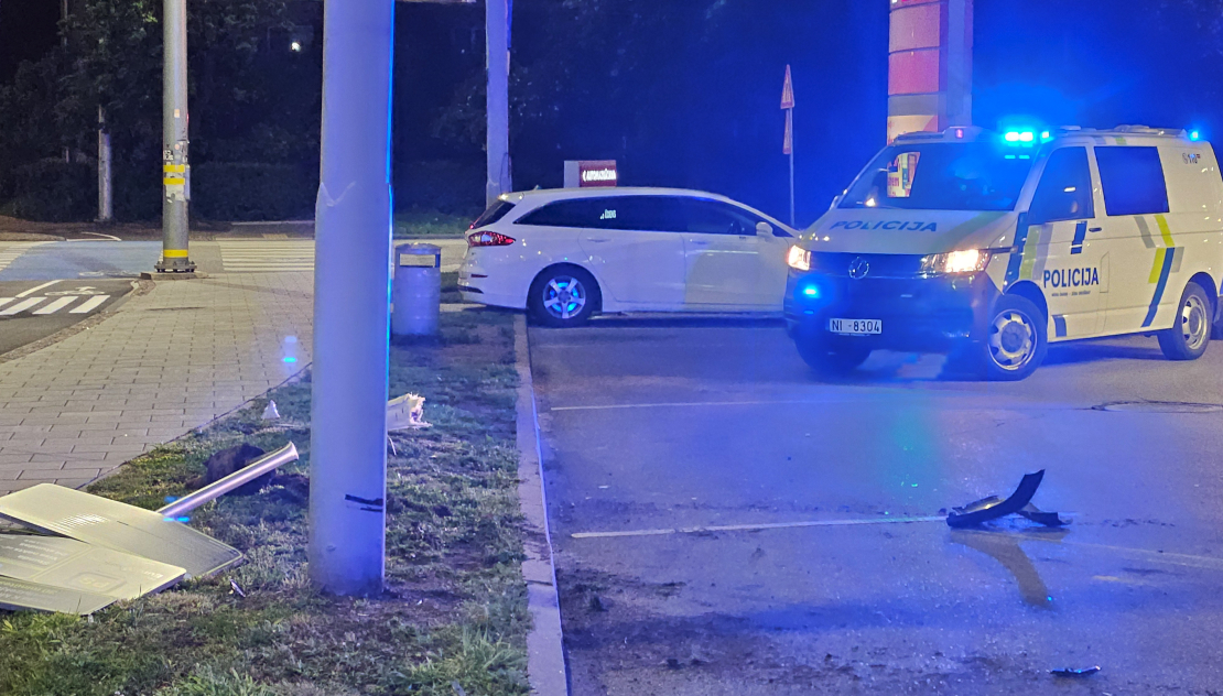 Iereibis ārvalstnieks ar auto lielā ātrumā taranējis DUS.