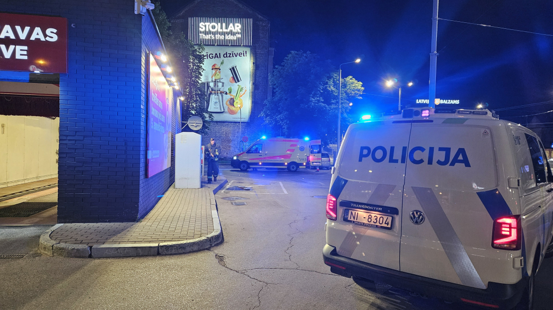 Iereibis ārvalstnieks ar auto lielā ātrumā taranējis DUS.