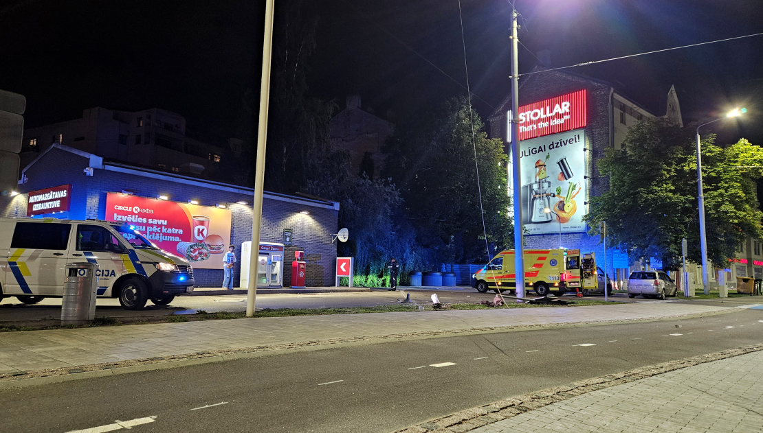 Iereibis ārvalstnieks ar auto lielā ātrumā taranējis DUS.