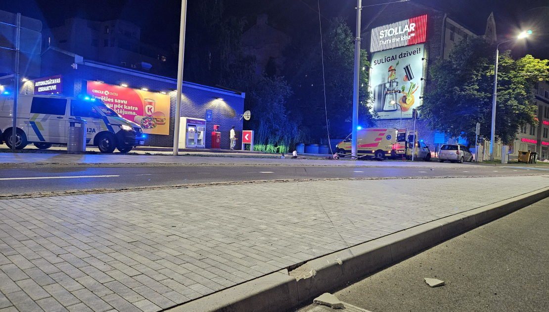 Iereibis ārvalstnieks ar auto lielā ātrumā taranējis DUS.