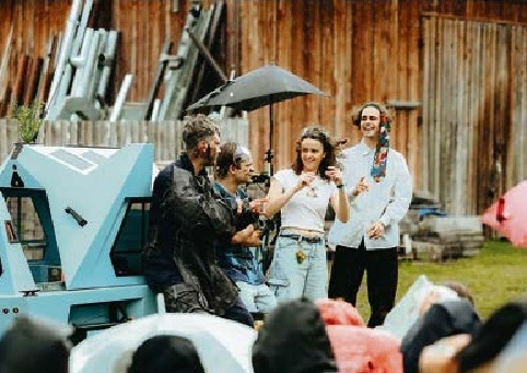 Izklaidējošā fantastikas drāma “Pīķa dāma, parādies!” priecēja ar asprātīgiem dialogiem un vecas motorizētas konstrukcijas paraugdemonstrācijām.
