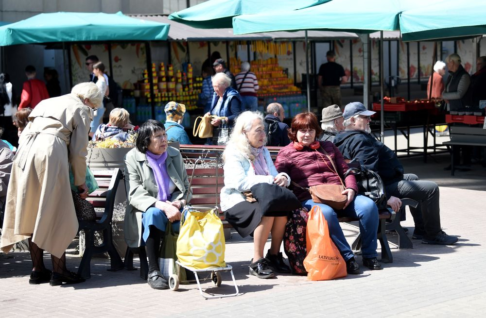 Latvijā pavisam ir 439 597 vecuma pensijas saņēmēji. No tiem 378 068 cilvēkiem (86%) pensijas lielums ir līdz 1000 eiro, 44 835 pensionāri (10%) mēnesī saņem 1000–1500 eiro, bet 16 694 seniori (4%) saņem pensiju, kas lielāka par 1500 eiro.