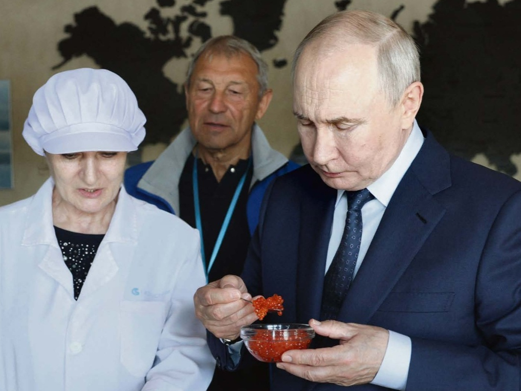 Krievijas vadonis Vladimirs Putins Iturupas salā apmeklē zivju pārstrādes uzņēmumu.