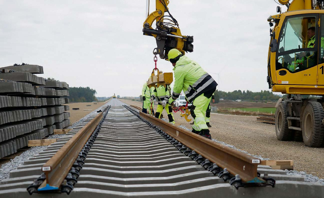 Lietuvai ar “Rail Baltica” sliežu ceļa izbūvi sokas krietni labāk nekā Latvijai. Attēlā: sliežu ceļa izbūves sākums Jonavas rajonā pagājušā gada rudenī. 