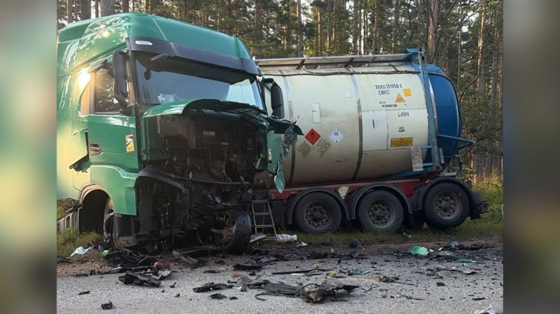 Pie Jūrkalnes avārijā cietusī kravas automašīna.