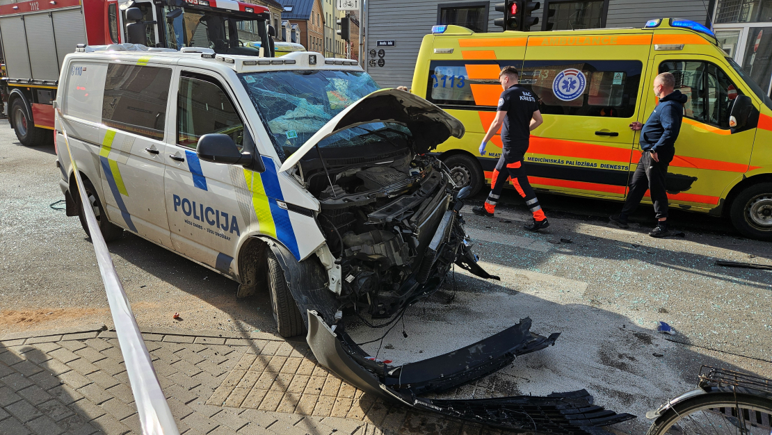 Rīgā, Bruņinieku un Avotu ielas krustojumā, piektdienas vakarā sadūrušās vairākas automašīnas, tostarp Valsts policijas automašīna un SIA "Rīgas satiksme" trolejbuss.