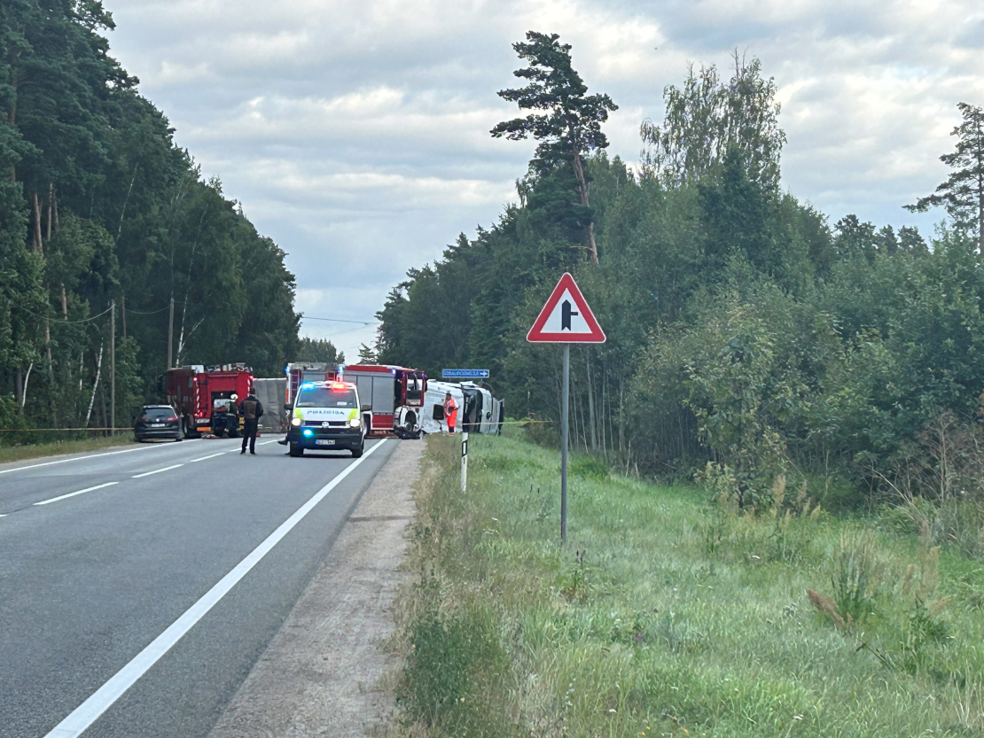 Uz Ventspils šosejas pie Straupciema notikusi smaga avārija, kurā cietuši cilvēki un negadījuma vietā bloķēta satiksme.