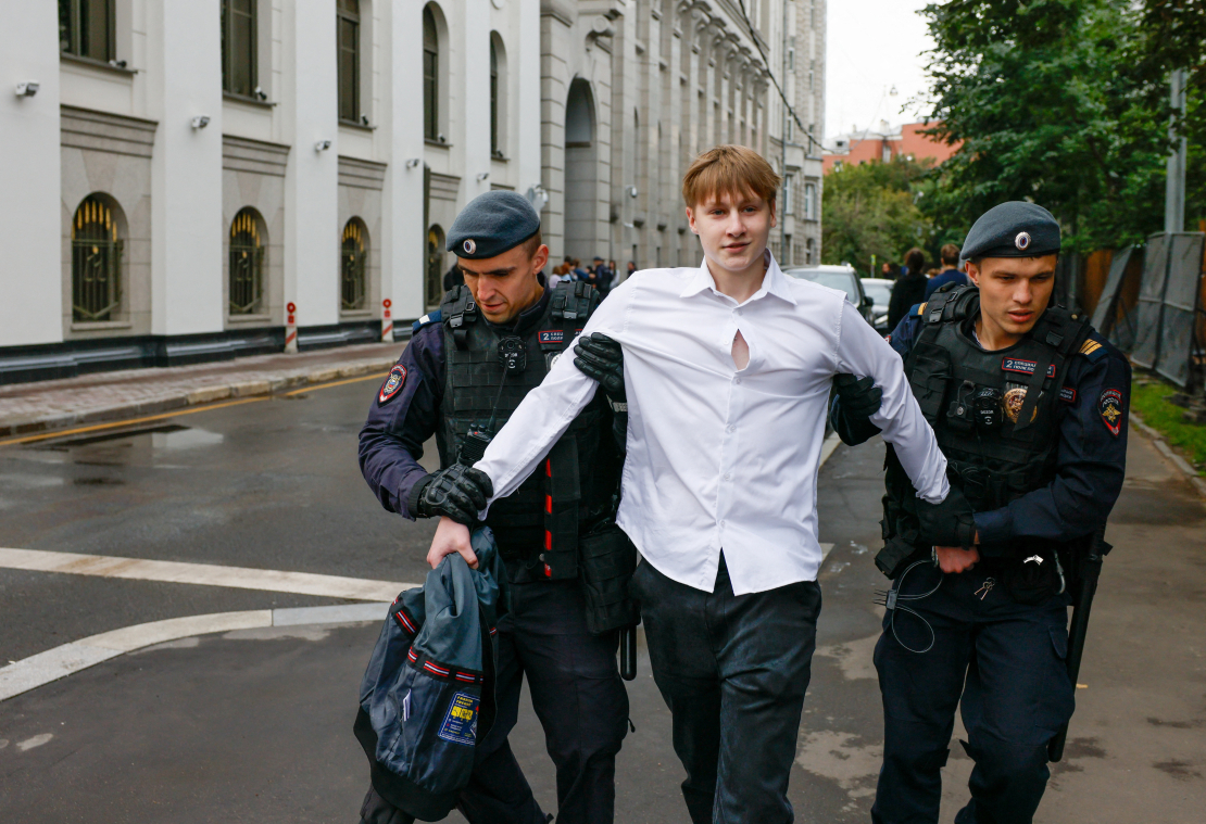 Pie Krievijas Augstākās tiesas policija aiztur "Jabloko" atbalstītāju.