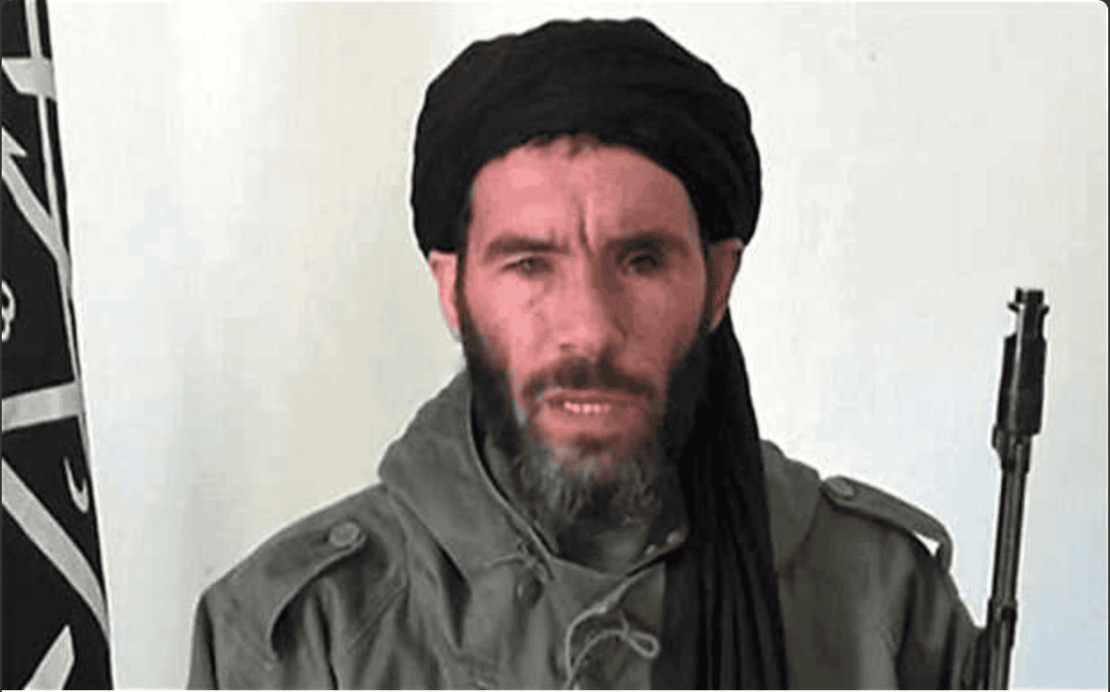 Nedatētā videokadra uzņēmumā, ko publicējusi Mauritānijas ziņu aģentūra ANI, redzams bijušais islāmistu grupējuma "Al Qaeda islāma Magribā" (AQIM) līderis Mohtars Belmohtars (Mokhtar Belmokhtar) kādā nezināmā vietā.