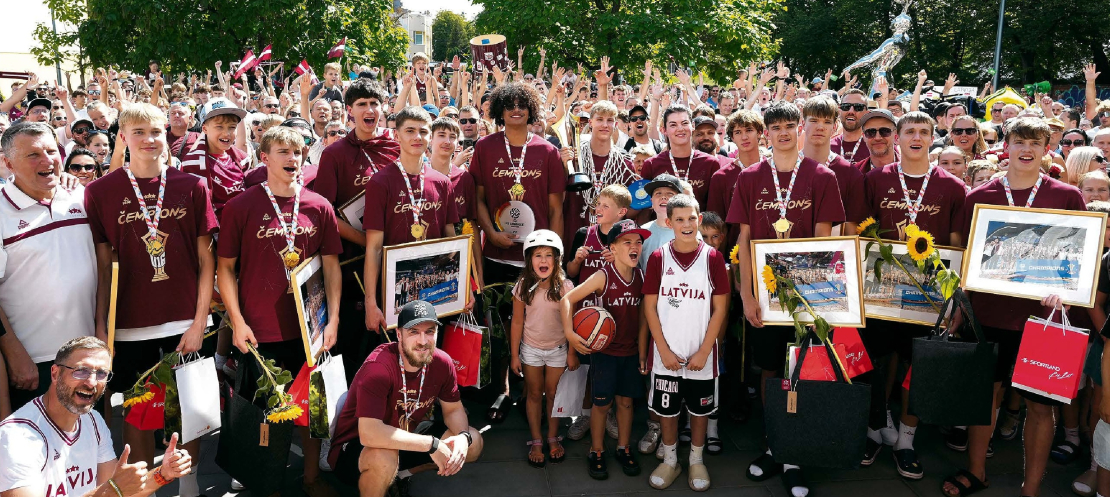 Vēl pirms divām nedēļām par šo komandu zināja tikai pašmāju basketbola aprindās, bet nu tā izpelnījusies ovācijas un komplimentus no daudz plašākas sabiedrības – Latvijas U-16 izlase no Eiropas čempionāta Rumānijā atgriezusies ar zelta godalgām. Šis ir Latvijas otrais čempionu kauss klasiskajā basketbolā kopš tā dēvētās sapņu komandas triumfa pirmajās Eiropas pieaugušo meistarsacīkstēs 1935. gadā. Attēlā: Latvijas U-16 basketbolistus svētdien svinīgā pasākumā Rīgā pie Daugavas sporta nama sagaidīja tuvinieki un līdzjutēji.