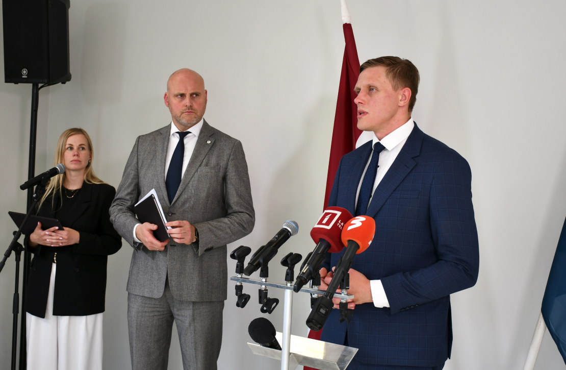 Vārdi "Kulbergs teica", "Dombrava darīja" izskan apstiprinoši, nesatricināmi un uzliek ticamības zīmogu jebkam notiekošajam. 